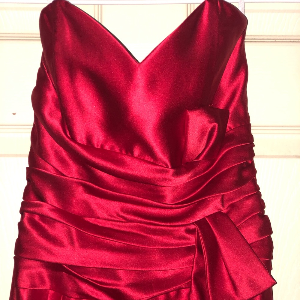 Red strapless formal-homecoming-prom-dances